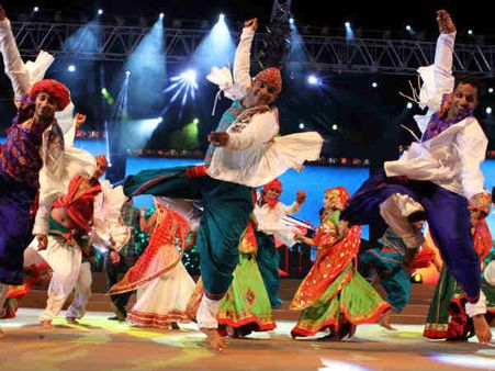 ભાતિગળ પહેરવેશમાં 100 જેટલા ખેલૈયાઓ