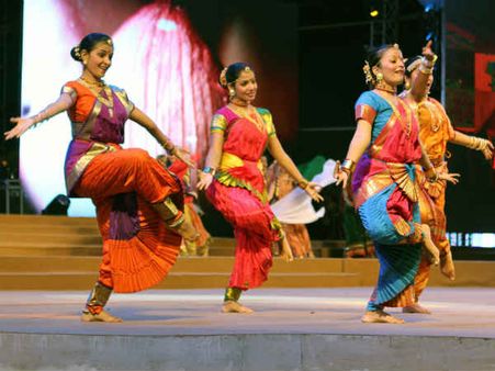 નવરાત્રિ મહોત્સવને માણવા આવે દેશ-વિદેશથી લોકો