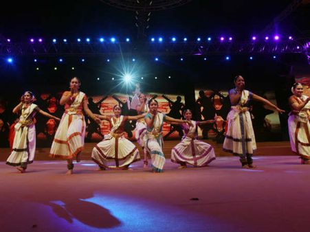 નવરાત્રિ મહોત્સવને માણવા આવે દેશ-વિદેશથી લોકો