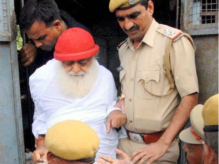 વધુ એક આરોપ: આસારામની દવાઓ બનાવી દે છે નપુસંક