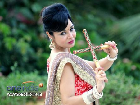 Pics : આયટમ ગર્લ કવિતાએ નવરાત્રિ માટે ધર્યો દેસી અવતાર