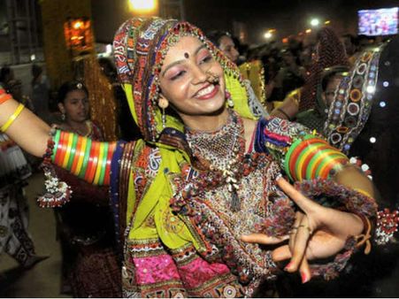 પરંપરાંગત વસ્ત્રોથી સજજ ખેલૈયાઓ