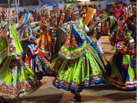 પરંપરાંગત વસ્ત્રોથી સજજ ખેલૈયાઓ