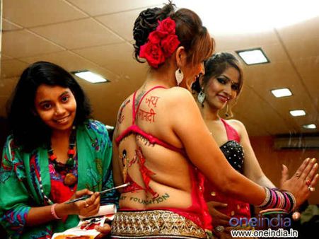 તનીષાનું બૅકલેસ ડાંડિયા બૉડી પેંટ