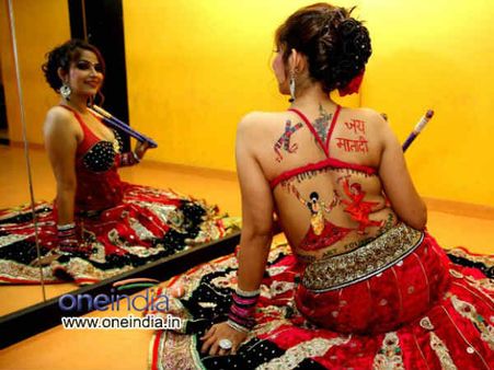 તનીષાનું બૅકલેસ ડાંડિયા બૉડી પેંટ