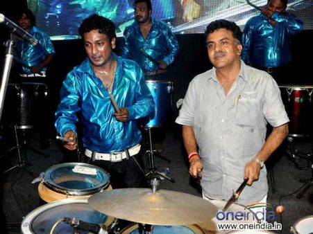 ડ્રમ વગાડતા સંજય નિરુપમ