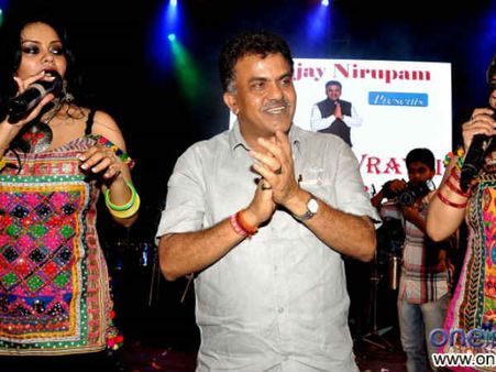 સાંસદ સંજય નિરુપમ સાથે પ્રીતિ અને પિંકી