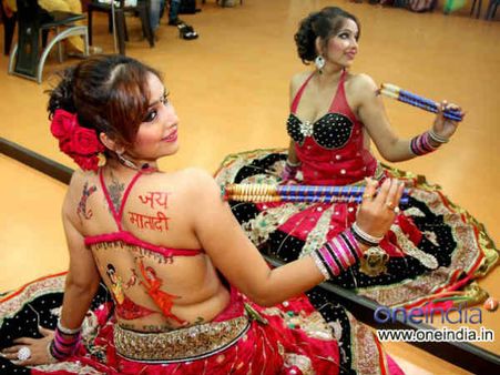 તસવીરો : ડાંડિયાના રંગે બૅકલેસ બૉડી પેંટ કરાવતાં તનીષા