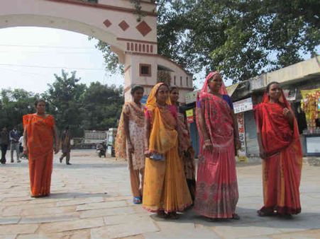 સ્ત્રીઓ પણ પાપડની ફેક્ટરીમાં કરે છે કામ