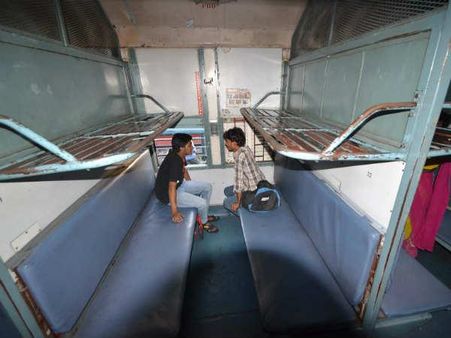 ટ્રેનો ખાલી ટ્રેનો ખાલી