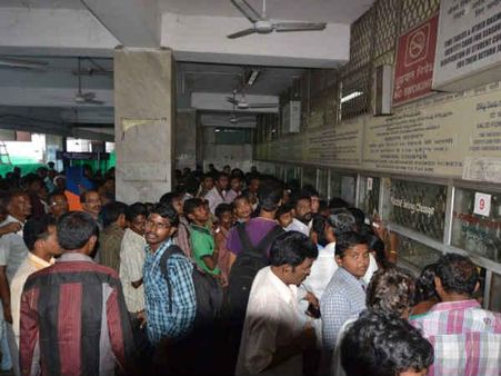 પ્લેટફોર્મની હાલત ગંભીર પ્લેટફોર્મની હાલત ગંભીર