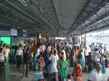 પ્લેટફોર્મ પર બાળકોની હાલત પ્લેટફોર્મ પર બાળકોની હાલત