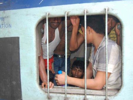 યાત્રીઓની સ્થિતિ કફોળી યાત્રીઓની સ્થિતિ કફોળી