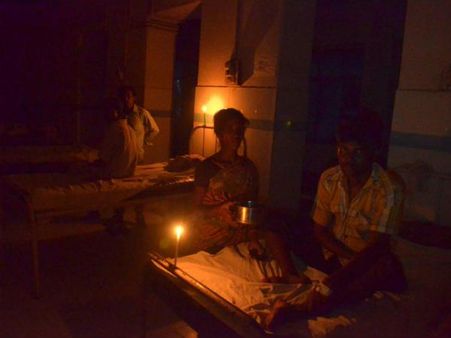 મીણબત્તીના પ્રકાશમાં થઇ રહી છે સારવાર મીણબત્તીના પ્રકાશમાં થઇ રહી છે સારવાર