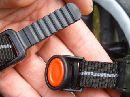 હેલમેટના બેલ્ટમાં લાગેલા લોક સ્વિચ