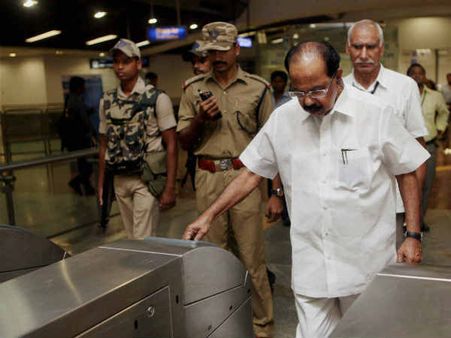 રેસક્રોસ સ્ટેશને પહોંચ્યા મંત્રી