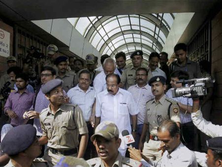 મેટ્રોમાંથી ઉતરતા મોઇલી