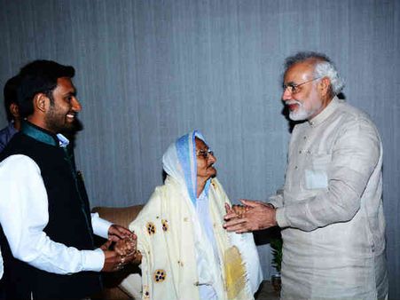 બે પૌત્રો સાથે મોદીને મળવા પહોંચ્યા