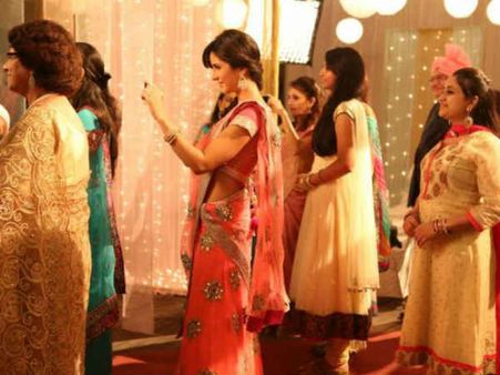 અન્ય એક એડમાં ફોનનો ઉપયોગ કરી રહેલી કૅટરીના 