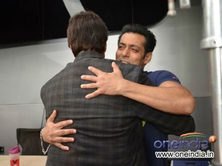 Pics : અને અમિતાભને ભેંટી પડ્યાં સલમાન ખાન