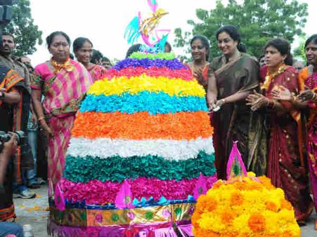તેલંગાણામાં કંઇક આ રીતે ઉજવાય છે 'નવરાત્રિ!'