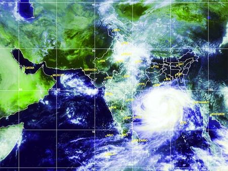 સુપર સાઇક્લોન બન્યું 'ફૈલિન', ઓડિશા અને આંધ્રમાં હાઇ એલર્ટ