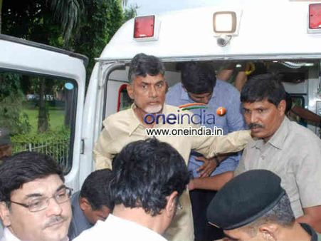 નાયડૂ અડીખમ, હોસ્પિટલમાં પણ ચાલુ રાખશે અનશન નાયડૂ અડીખમ, હોસ્પિટલમાં પણ ચાલુ રાખશે અનશન