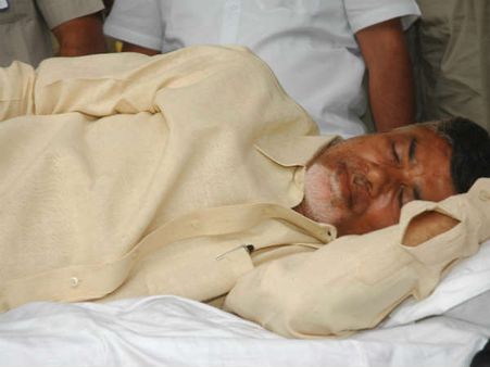 નાયડૂ અડીખમ, હોસ્પિટલમાં પણ ચાલુ રાખશે અનશન નાયડૂ અડીખમ, હોસ્પિટલમાં પણ ચાલુ રાખશે અનશન