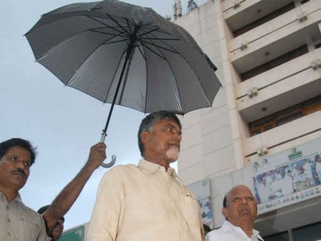 નાયડૂ અડીખમ, હોસ્પિટલમાં પણ ચાલુ રાખશે અનશન નાયડૂ અડીખમ, હોસ્પિટલમાં પણ ચાલુ રાખશે અનશન