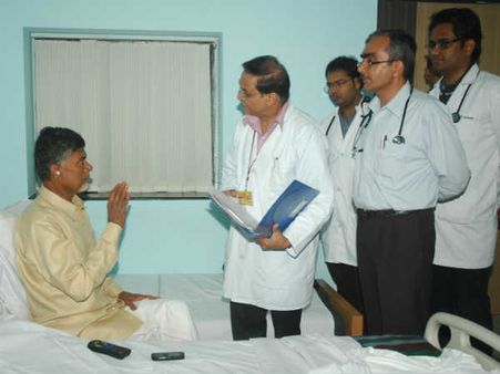 નાયડૂ અડીખમ, હોસ્પિટલમાં પણ ચાલુ રાખશે અનશન નાયડૂ અડીખમ, હોસ્પિટલમાં પણ ચાલુ રાખશે અનશન