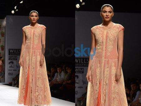 સીક્વિન લેસ ગાઉન