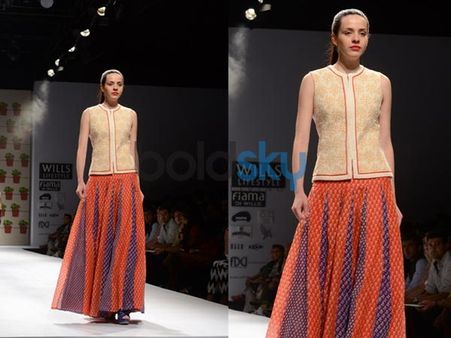 બેં રંગવાળી ડબલ પ્લેટવાળી સ્કર્ટ