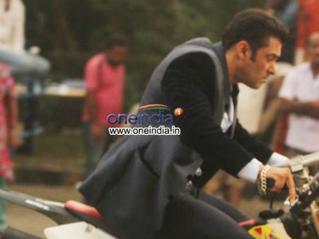 બસ્સો ડાન્સરો સાથે ડાન્સ બસ્સો ડાન્સરો સાથે ડાન્સ