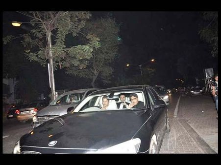 બીએમડબ્લ્યૂમાં સૈફ બીએમડબ્લ્યૂમાં સૈફ