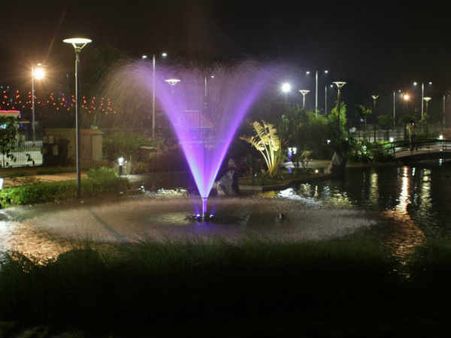 પાર્કની રોનક વધારતો ફુવારો