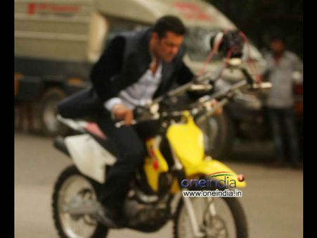 Pics : હેલમેટ વગર બાઇક ચલાવી રહ્યાં છે, સલમાન ફરી ફસાશે?