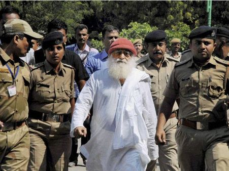 નગ્ન અવસ્થામાં આસારામે લાઇટ બંધ કરી દિધી પછી ચૂમવા લાગ્યા