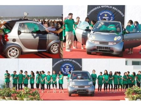 સ્માર્ટ કારમાં બેસેલી 19 પાકિસ્તાની યુવતીઓ