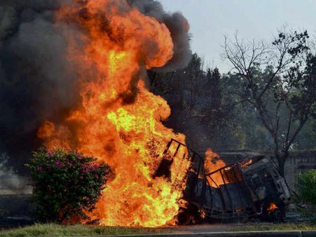 મથુરામાં ગેસ ભરેલા ટેન્કરમાં આગ