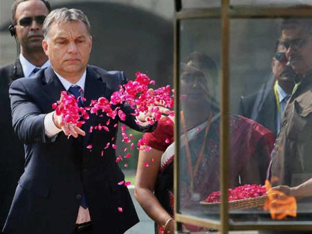 રાજઘાટ પર હંગેરિયન વડાપ્રધાન