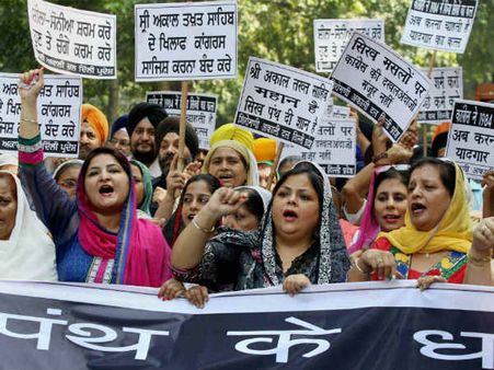 દિલ્હીના મુખ્યમંત્રીના ઘરની બહાર પ્રદર્શન