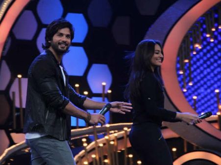 સોનાક્ષીએ સાડીમાં જ કરી નાંખી ગંદી બાત..., કહ્યું મૅનેજ કરી લો!