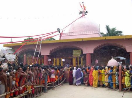 શિવ મંદિરમાં ભક્તો