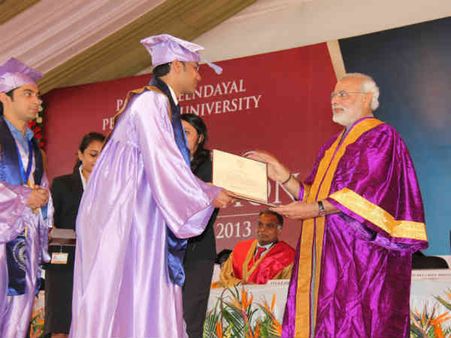 PDPU પદવીદાન સમારંભમાં મોદી
