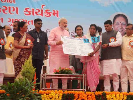 મોદીએ કોંગ્રેસના 40 વર્ષોના કાર્યો પર ઉઠાવ્યા સવાલ મોદીએ કોંગ્રેસના 40 વર્ષોના કાર્યો પર ઉઠાવ્યા સવાલ