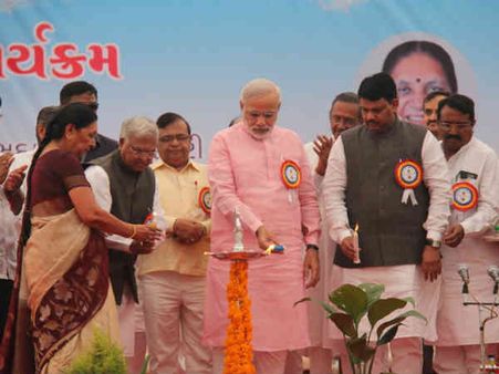 નવસારીમાં મોદીએ કોંગ્રેસના 40 વર્ષોના કાર્યો પર ઉઠાવ્યા સવાલ