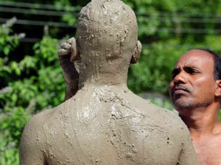 કિચડમાં સ્નાન 