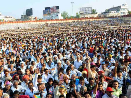 11 રેલગાડીઓ અને 3 હજારથી વધુ બસ બુક કરાઇ 