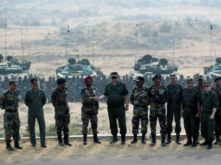 સૈનિકોએ ટેંક ચલાવી