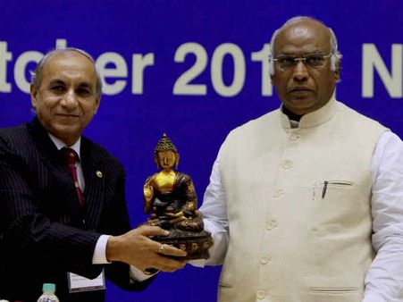 રેલવે મંત્રીને મેમેન્ટો